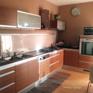 Rivestimento cucina effetto legno