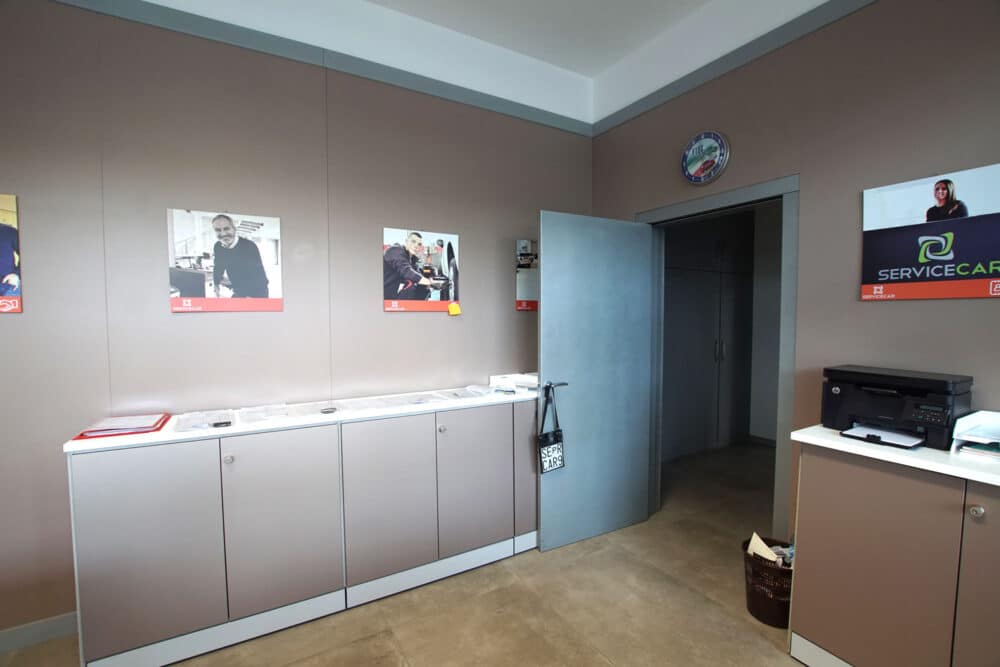 Rinnovare mobili e pareti mobili concessionaria auto con wrapping applicatori certificati e 3M DI-NOC